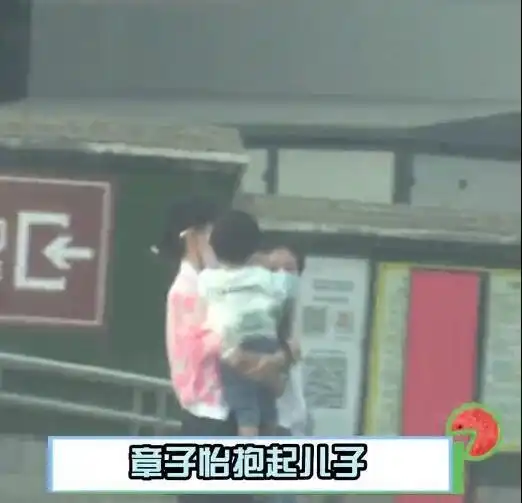 章子怡一家四口游公园,她全程照顾儿子,汪峰负责安抚生气的醒醒