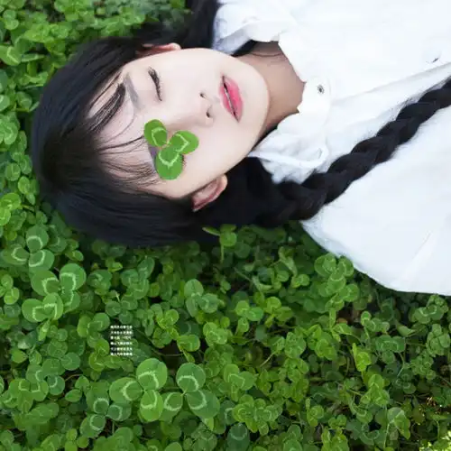读首诗再睡觉记忆是一幕夜色,你是唯一的亮光高挂天上