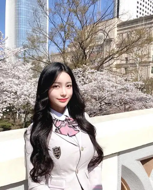 黑色长发,喜欢穿黑白灰等色系的服装,长发飘逸的模样充满女神感