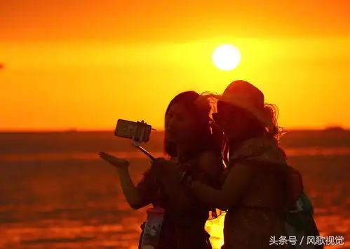 美女游客在三亚湾与美丽夕阳上演最美的冬日风景,谁看到都惊艳