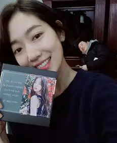 朴信惠剪短发了,换了新发型少女感十足