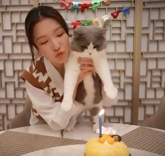 李泽楷28岁小女友晒美照,穿短裤大秀甘蔗腿,身段不输梁洛施