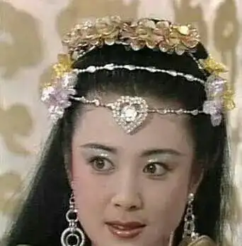 女星演妲己,傅艺伟最经典,张馨予最妖艳,而她54岁身材依旧火辣