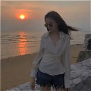 高冷戴墨镜的女生头像,戴着眼镜看起来很有风度