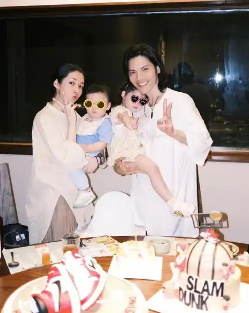 郭碧婷带子女制造惊喜为工作中的向佐庆生一家四口拍温馨全家福