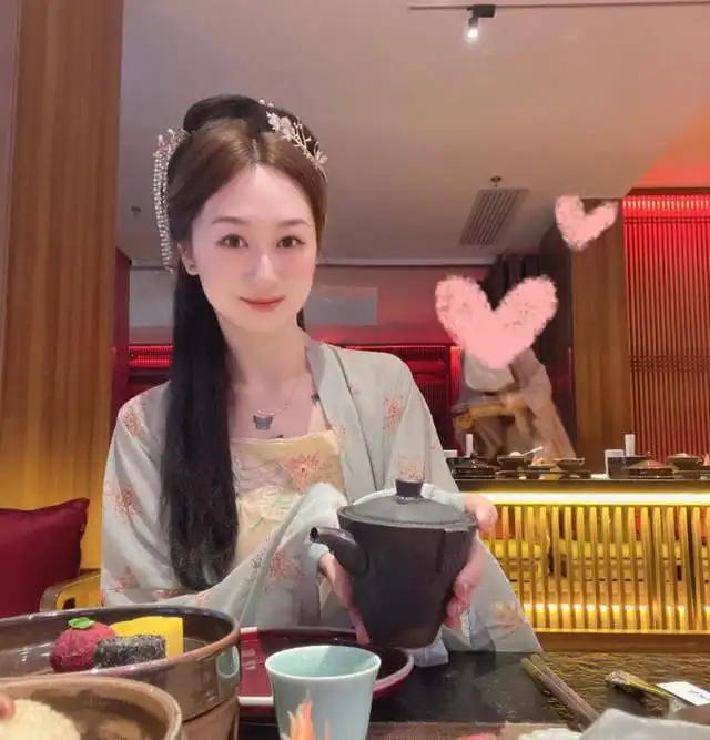 女排美女探望冯坤浑身各种文身显霸气,31岁富二代至今未结婚