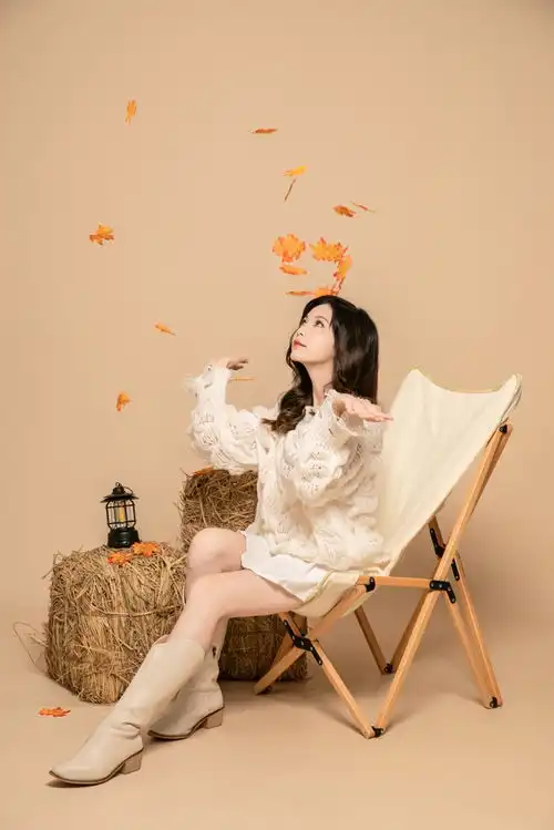露营椅落叶枫叶秋季时尚女生人物摄影图摄影