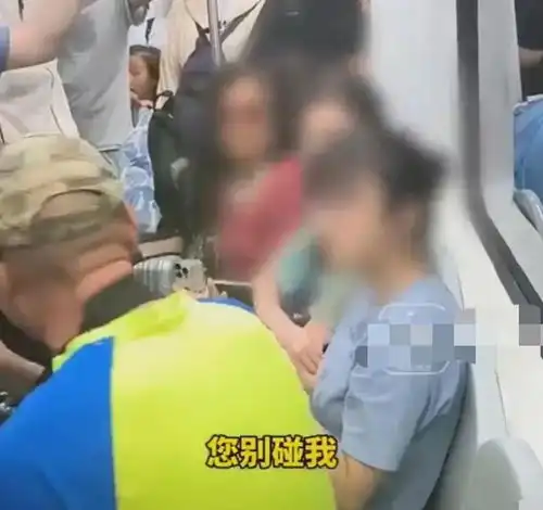 北京老人强行要求女生让座最新进展老人被带走,网友一边倒