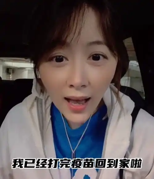 港星姚乐怡打疫苗,出门全副武装戴两个口罩,48岁皮肤白嫩似少女