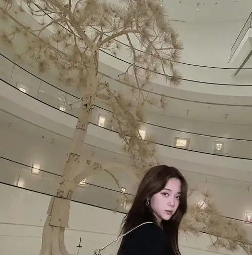 剪了短发的欧阳娜娜好可爱脸蛋微红大秀锁骨,21岁少女感满满