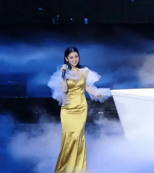 李小萌个子小但敢穿,吊带衫配阔腿裤,大腹便便难逃中年发福