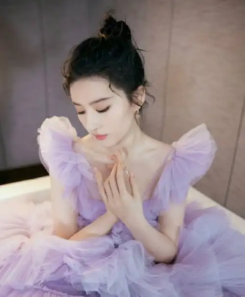 女星为了资源是真拼刘亦菲杨紫瘦成纸片人,蒋欣一胖毁所有