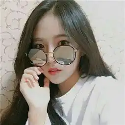 头像女生戴帽子和墨镜项