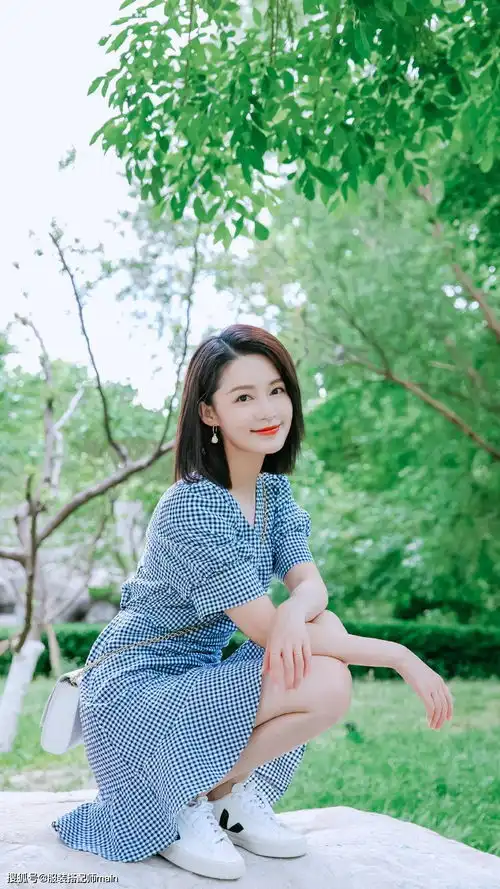 李沁格纹连衣裙少女感十足,当妈了还是那么甜美可爱