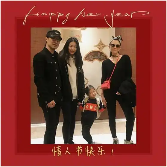 汪峰手捧玫瑰现身月子中心,探望章子怡和儿子,醒宝扮淑女太可爱