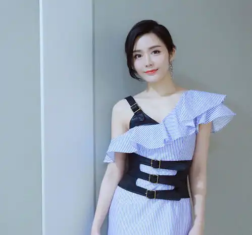 汤晶媚现身上海机场,甜美嘟嘴比剪刀手,满屏都是挡不住的少女感
