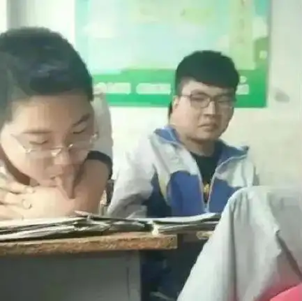 幽默橘喵下雨天爸妈秀恩爱的时候,就知道自己不是亲生的了