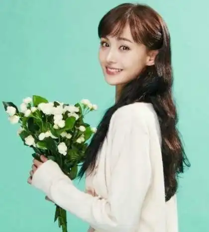 郑爽圣诞晒出照片,身穿卡通图案阿童木卫衣,看上去俏皮可爱