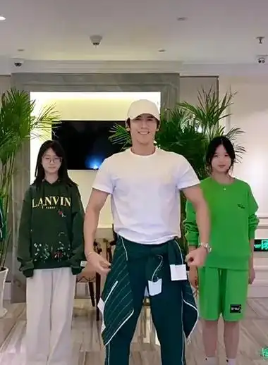 钟丽缇一家四口同框,12岁女儿身高165,张伦硕太年轻不像继父