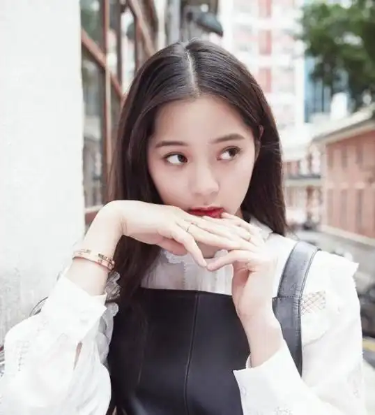 纯欲擦边女生头像欧阳娜