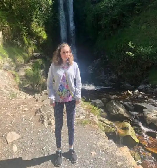 15岁女孩跟随父母出国度假失踪,9天后被找到时已经饿死