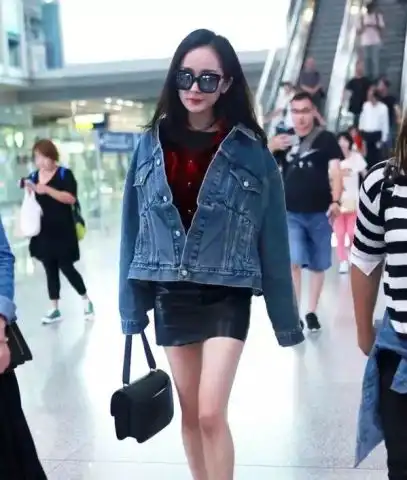 春季又流行牛仔衣杨幂刘雯谁穿更时髦