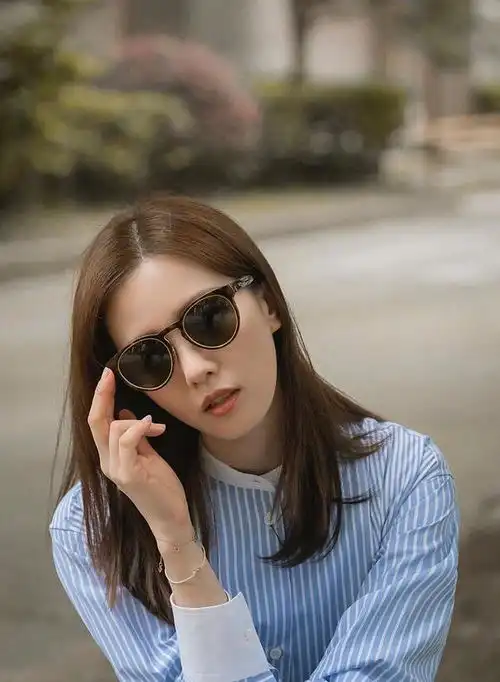 刘氏姐弟合体太养眼刘诗诗撑雨伞变绝美女主,同刘昊然cp感大爆棚