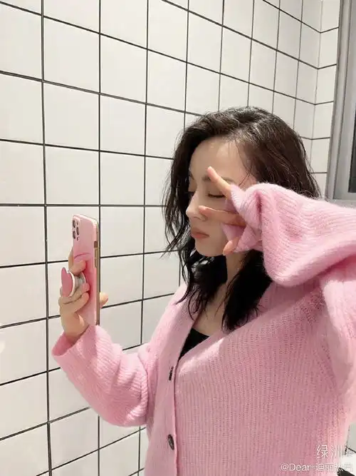 迪丽热巴晒氛围感随拍嘟嘴卖萌秀发浓密超可爱