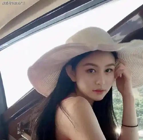 52岁邱淑贞近照衣着简约青春靓丽,与女儿同框冻龄似姐妹