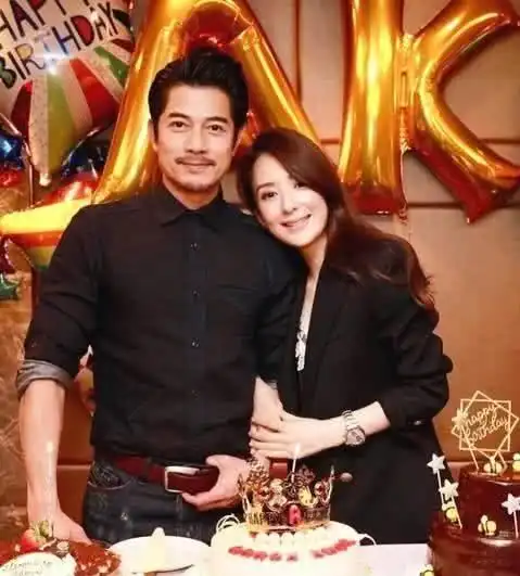 郭富城罕见晒一家四口甜蜜合照,暖心为两女儿打码,脸上笑容和蔼