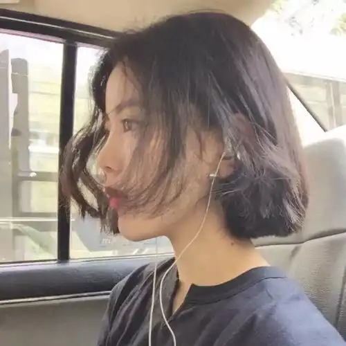 短发女生侧脸头像大笑