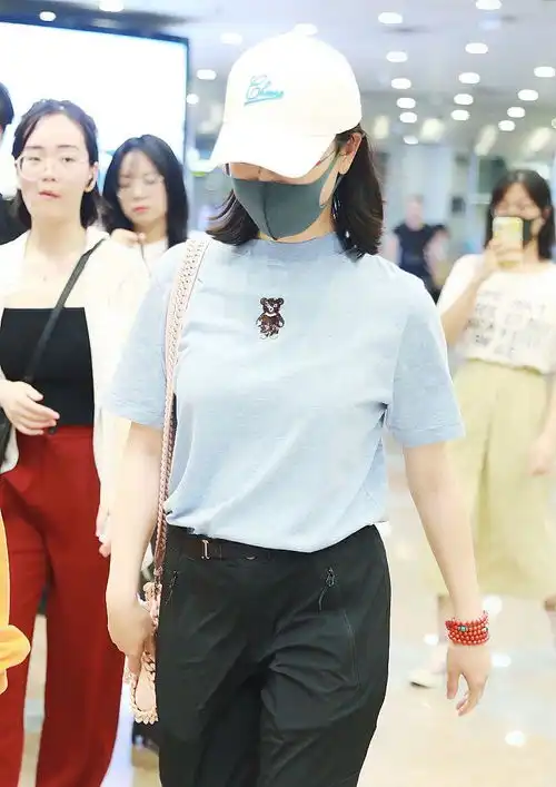 陈数素颜出行,小熊t恤配粉色挎包,42岁却比少女时更美