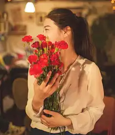 给我发姐妹女生手捧花的头像不要带字的一对2张