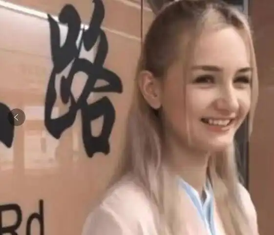 俄罗斯美女参加中国汉服节,当她对镜头笑起来那一刻徐璐的孪生姐妹