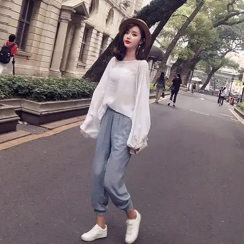 女人上30身子骨容易着凉,已弃穿短裙晚风装合时宜,保暖不俗