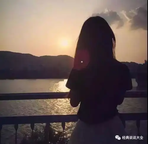 女生头像霸气背影坐地兄