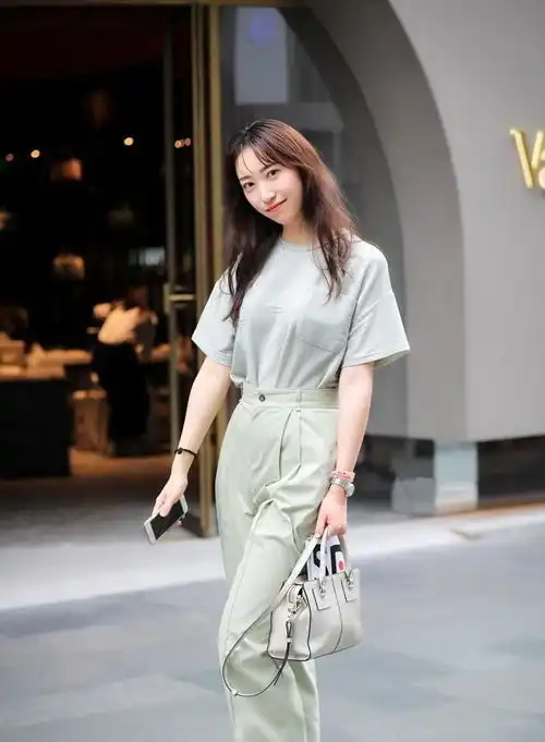 路人街拍自信漂亮的小姐姐,甜美显气质