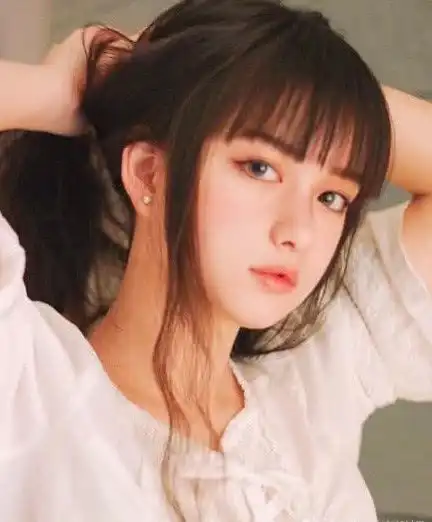 史上最天然的女网红,年仅16岁颜值却逆天,瞳孔深邃清澈