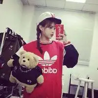 好看的女生头像长发飘飘大全最新女生戴帽子长发头像