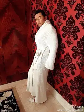 组图郭涛穿浴袍摆妩媚造型再现妖娆身姿