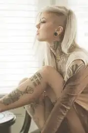 美女痴迷的纹身艺术