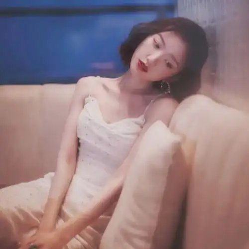 头像穿绿衣服小女孩托腮