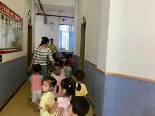 男幼师雪飞哥哥把阳刚之气洒遍幼儿园