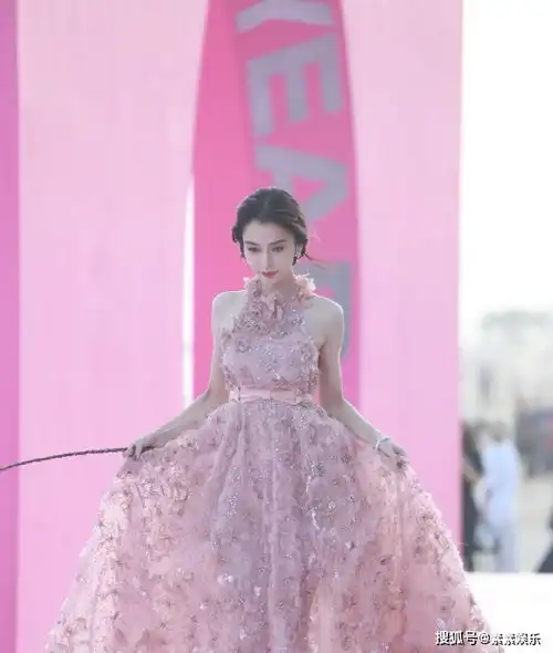 gq人物盛典龚俊生图气质佳,热巴雀斑妆配仙女裙,baby成小精灵