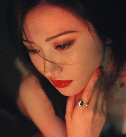 港风美女的头像大红
