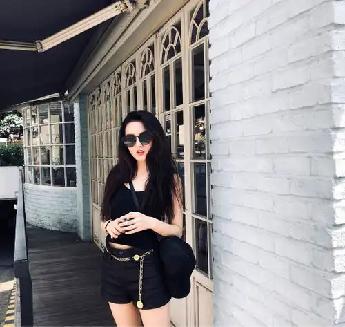 宋祖儿晒悠闲游客照,度假少女自嘲载肉而归