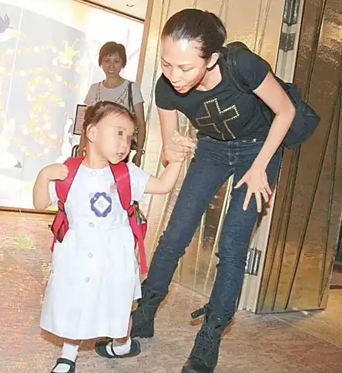 蔡少芬张晋一家四口的幸福生活