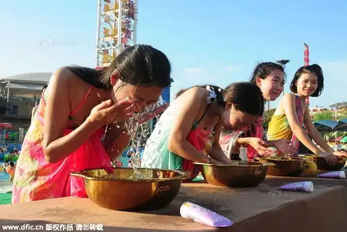 奇葩相亲会男生给女生测胸围