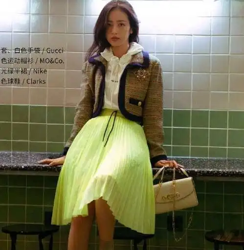 周雨彤真是个宝藏女孩,时尚杂志解锁酷女孩全新穿法,很美