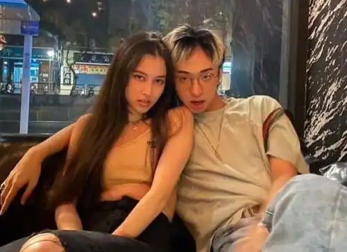 疑似哈利女友曝光,两人合影动作亲昵,女生颜值不输伊能静